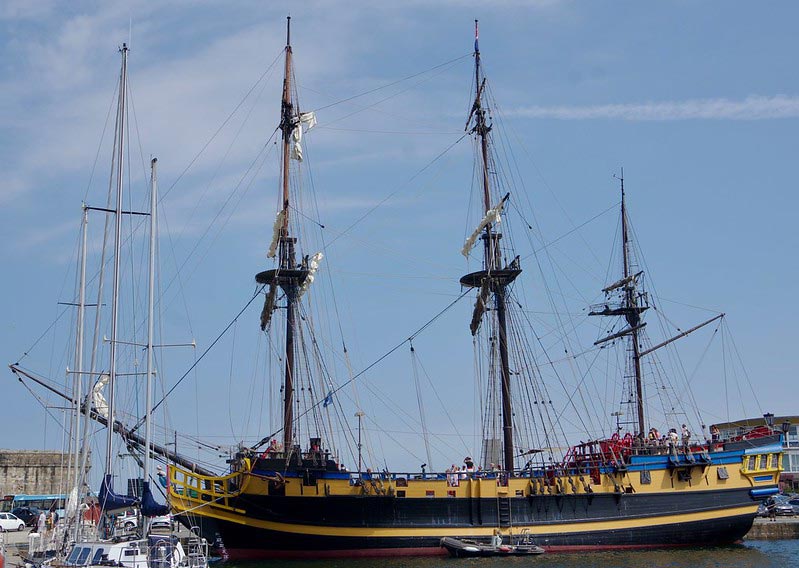 Navire à voile l'Étoile du Roy amarré au port, reproduisant une frégate du XVIIIe siècle avec trois mâts imposants.