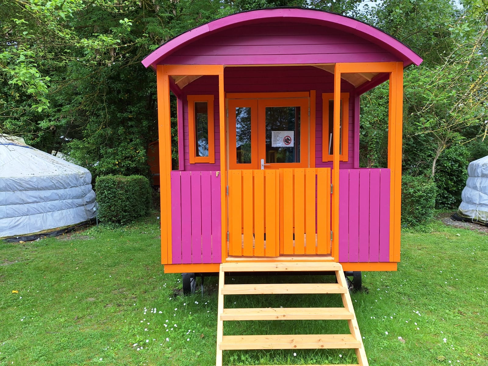 Tiny house roulotte orange et rose
