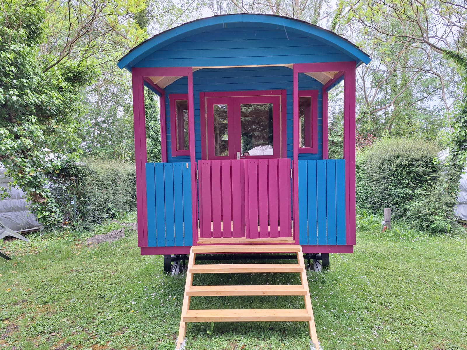 Tiny house roulotte rose et bleue